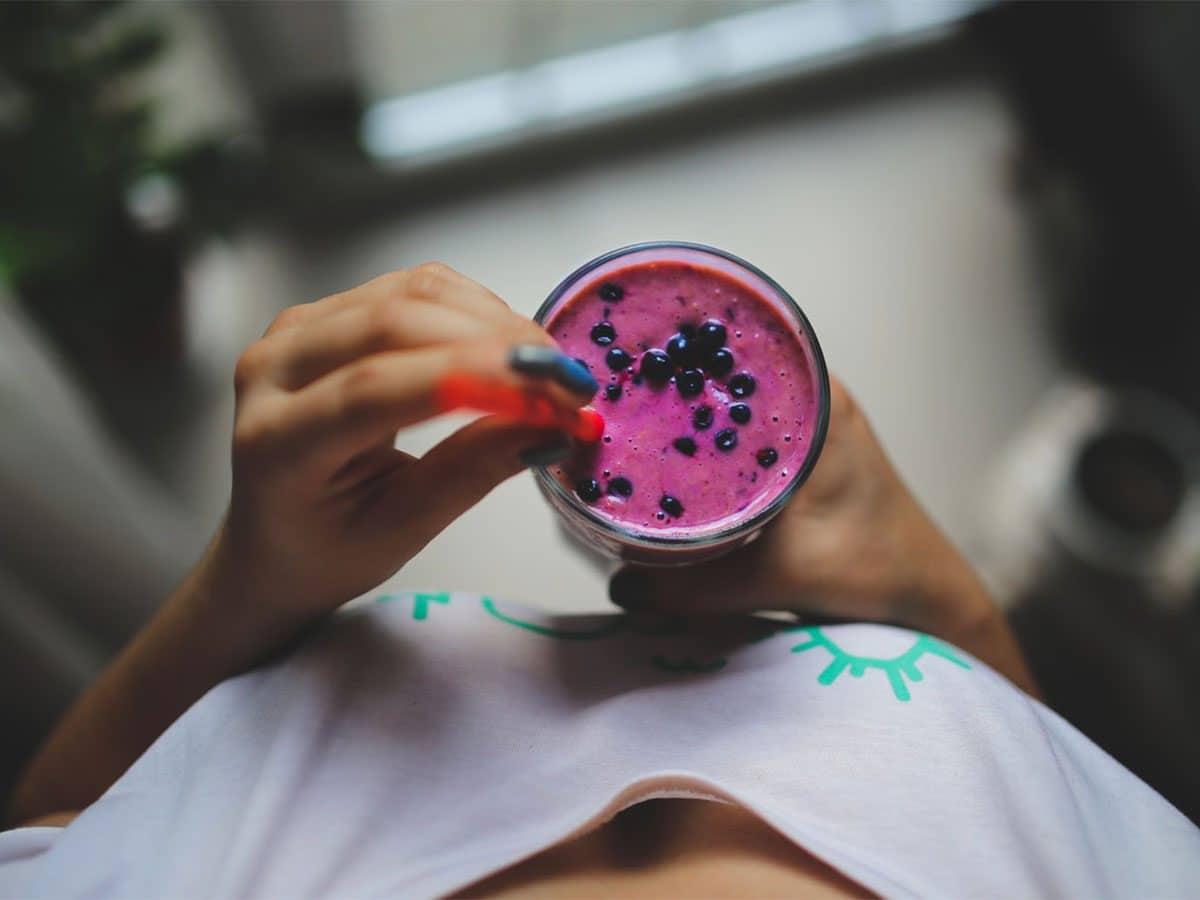 Photo by Kaboompics // Carolina from Pexels https://www.pexels.com/photo/girl-holding-yoghurt-5972/ mit Smoothies schnell abnehmen